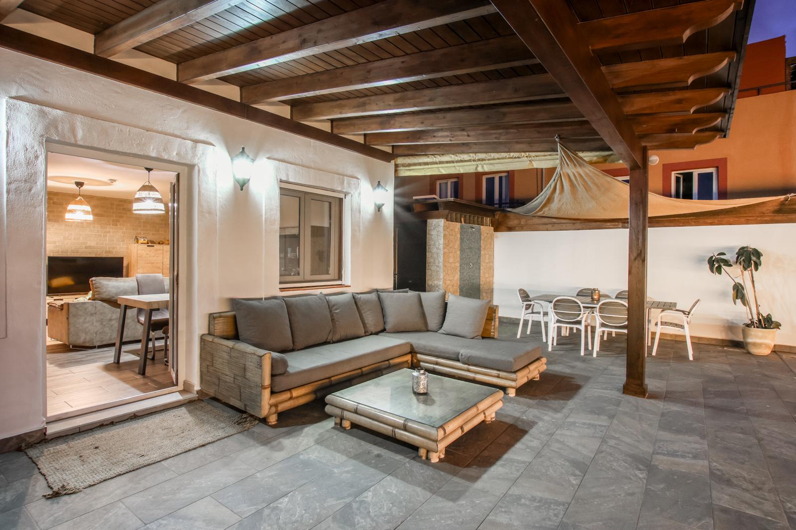 Terraza y salón exterior al atardecer