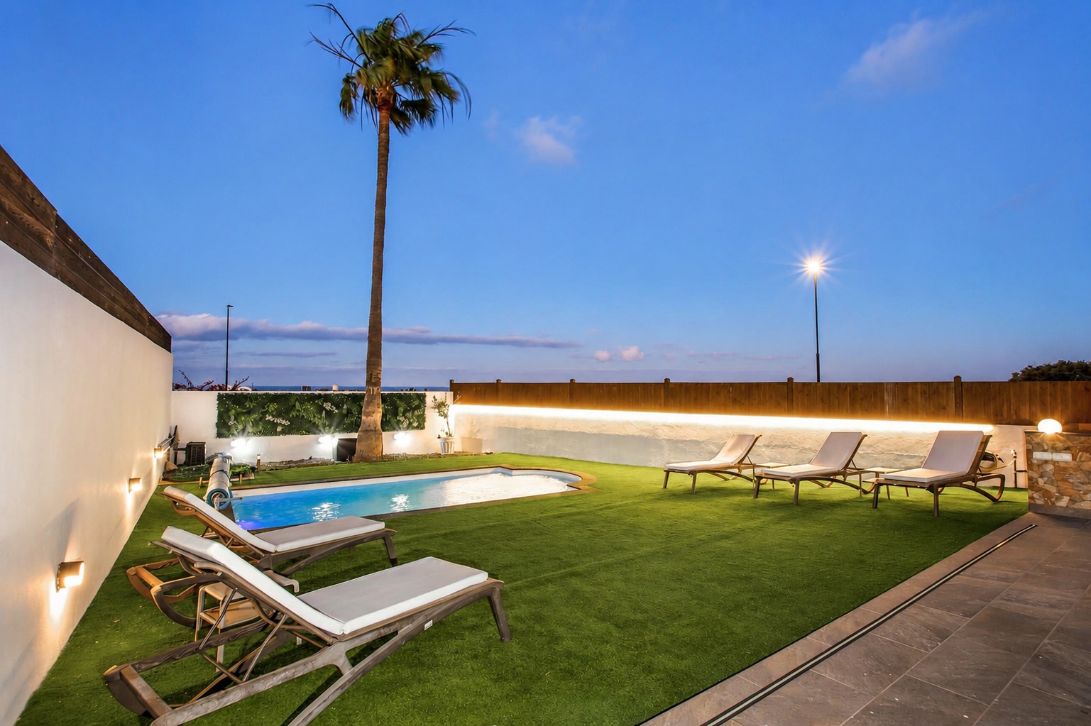 Piscina privada de Villa del Relax al atardecer