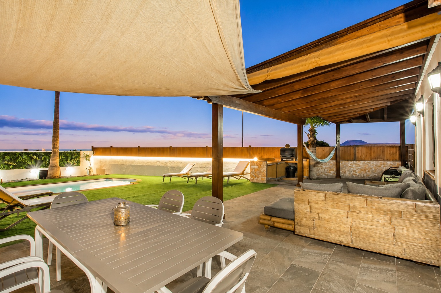 Zona chill-out bajo la pérgola