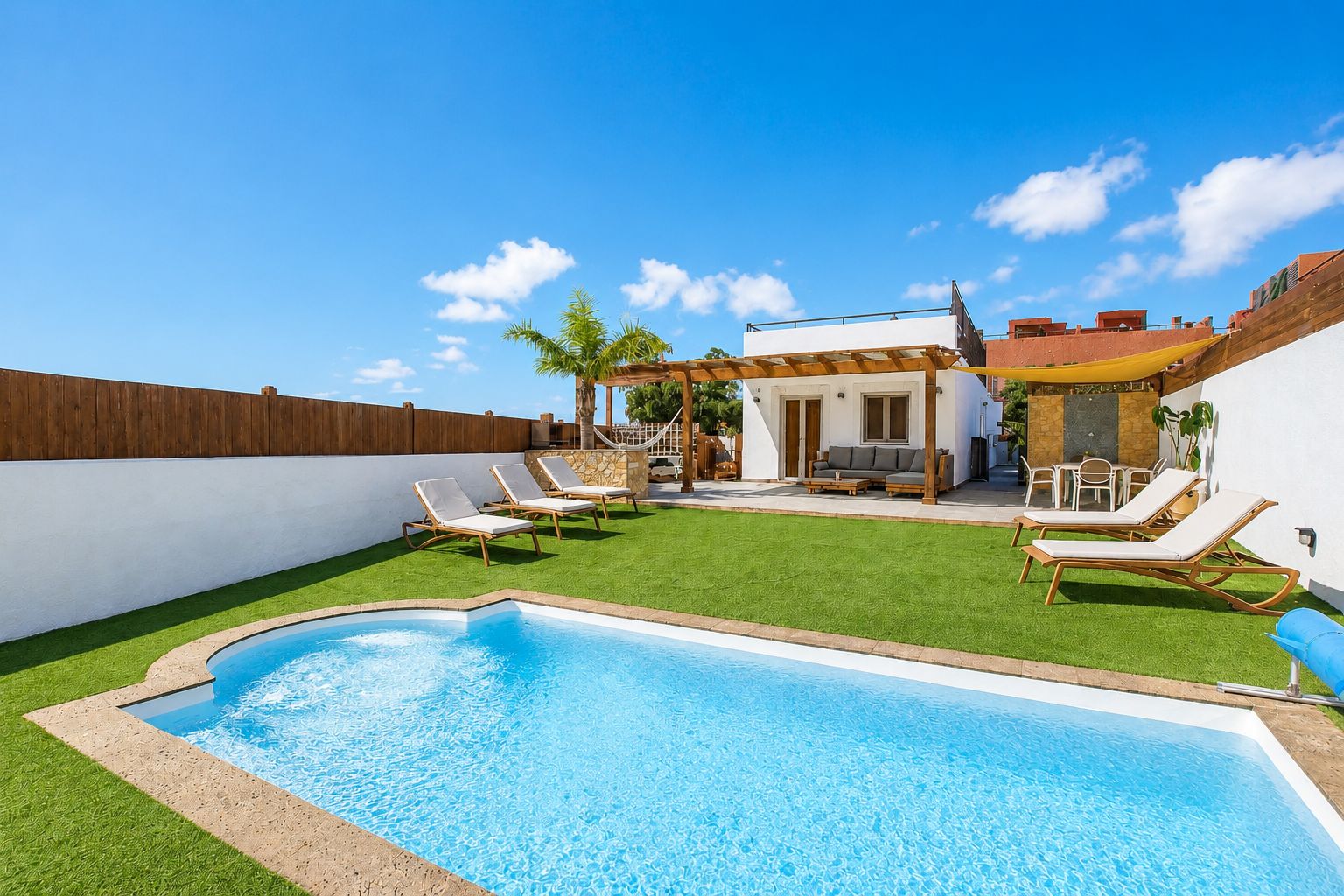 Villa de día con cielo despejado